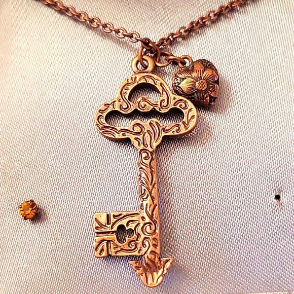 NEW 1928 Copper-tone/Bronze Key Necklace 🔑 Crystals, 18", Gift-Boxed! - Picture 8 of 10